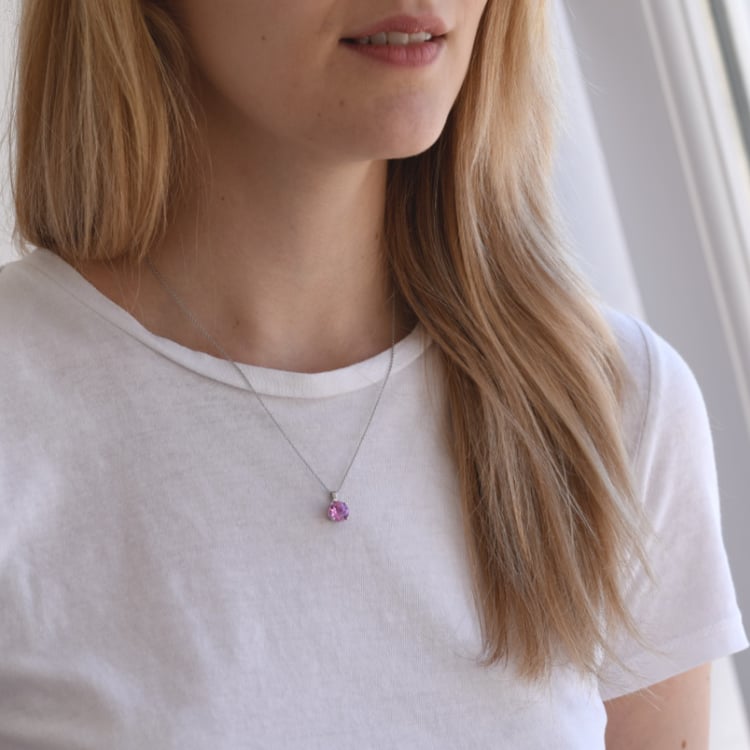 Saphir Anhänger in Gold auf der Dame 65295