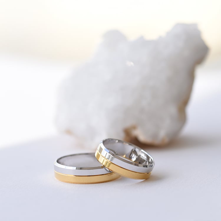 Zweifarbige flache Trauringe mit abgeschrägten Kanten Nanskia 61376