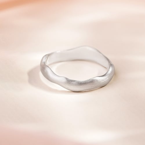 Glänzende Eheringe aus Gold Parnell
