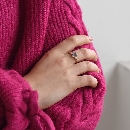 Verlobungsring mit Labradorit und Moissaniten Nanon