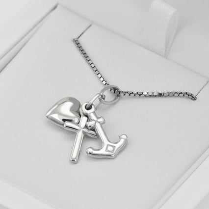 Silberner Anhänger mit dem Symbol des Glaubens, der Liebe und der Hoffnung Pjudu