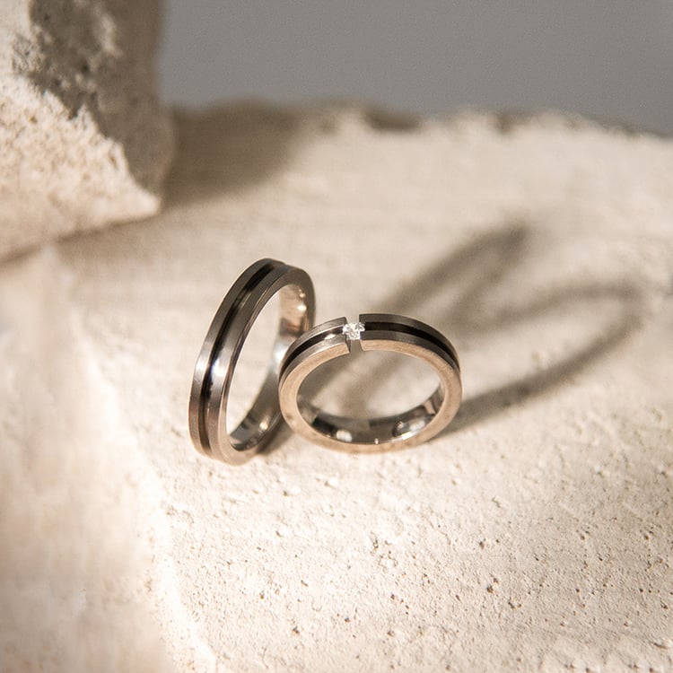 Eheringe aus Titan mit einem Diamanten Rowley 107524