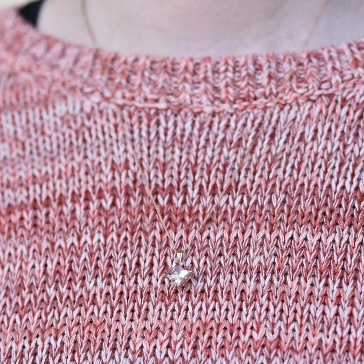 Morganit Prinzessschliff als Anhänger auf dem Hals 28383