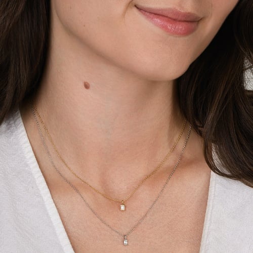 Minimalistischer Anhänger aus Gold mit einem Diamanten in Emerald-Form Lias