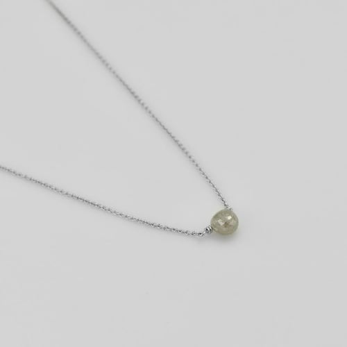 Goldene Halskette mit grauem Diamanten-Tropfen Vebrina