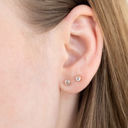 Minimalistische Ohrstecker mit Mondsteinen in Bezelfassung Tofine