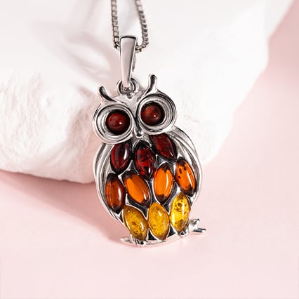 Silberner Anhänger aus Bernstein in Form einer Eule Hibou