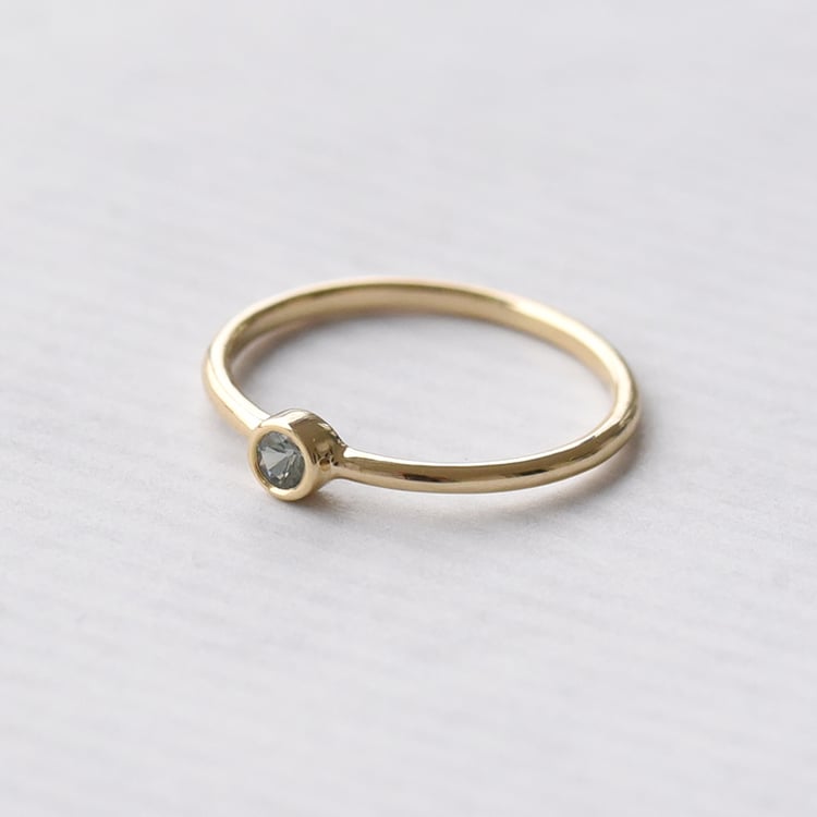 Minimalistischer Goldring mit grünem Saphir Emilien 71661