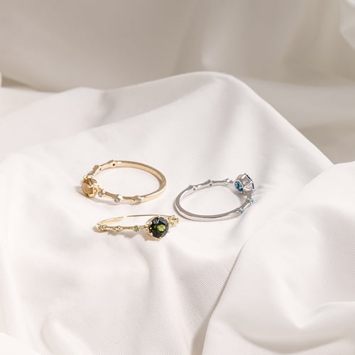 Ring mit einem grünen Turmalin und seitlichen Olivinen Imelda