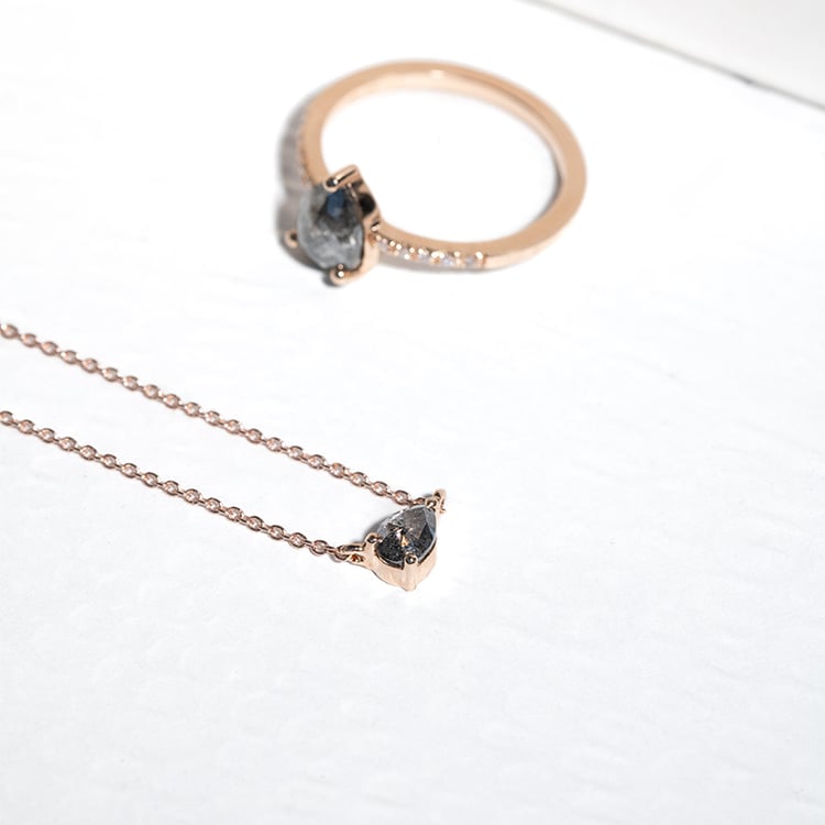 Halskette mit Salt and Pepper Diamant in Birnenform Maliah 128620