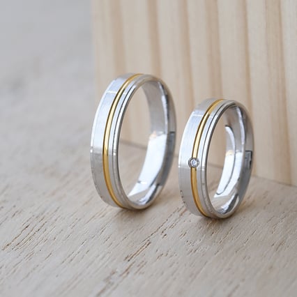 Matte zweifarbige Eheringe mit Rille und Diamanten Nicolass