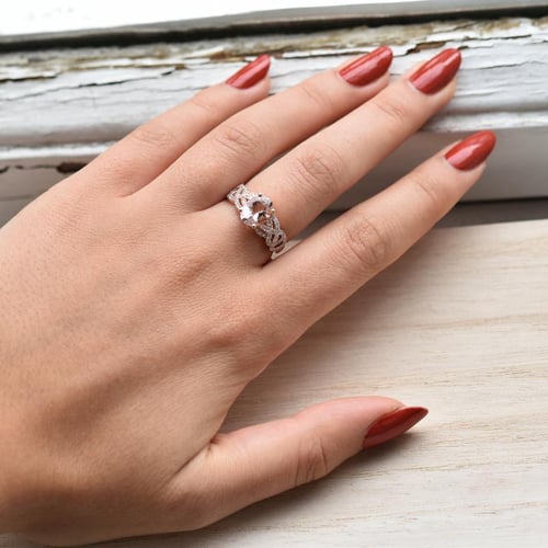 Goldring mit ovalem Morganit und Diamanten Lamah