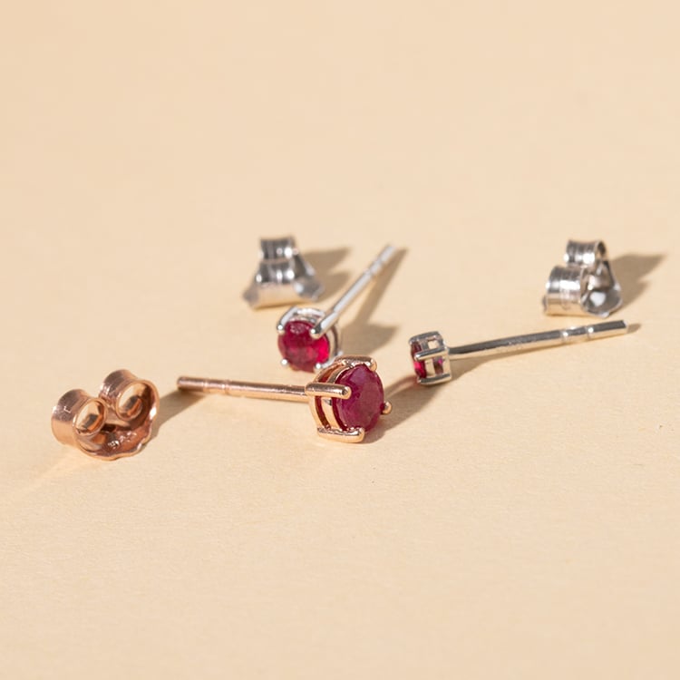 Silberne Ohrstecker mit Rubinen mit Auswahl der Größe Franci 120761
