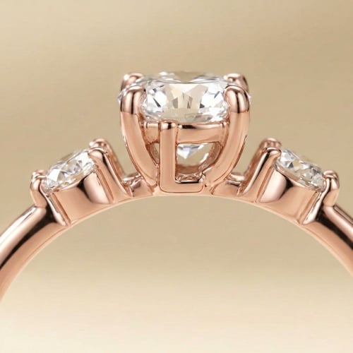 Verlobungsring mit Buchstaben und Diamanten Halym