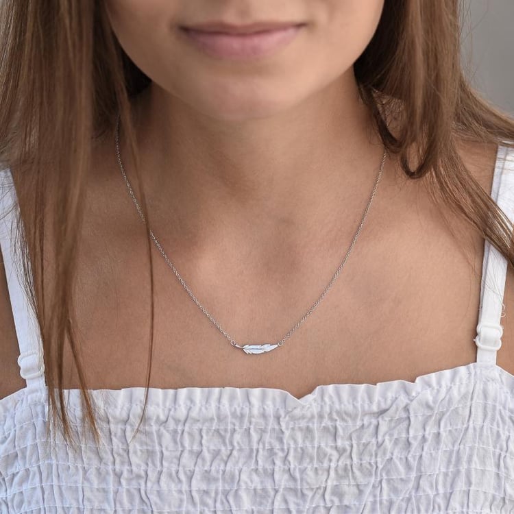 Silberkette mit Feder-Motiv auf dem Hals 33576