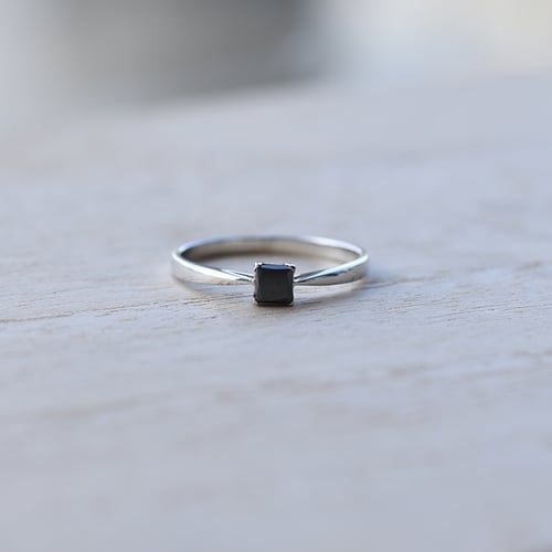 Eleganter Verlobungsring mit schwarzem Prinzess-Diamant Unnati