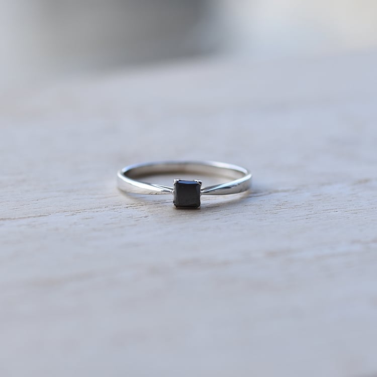 Eleganter Verlobungsring mit schwarzem Prinzess-Diamant Unnati 62360