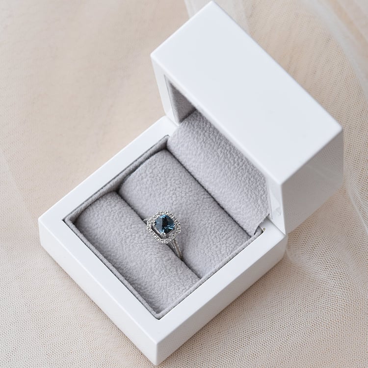 Goldener Halo-Ring mit londoner Topas im Kissenschliff Taranie 67143