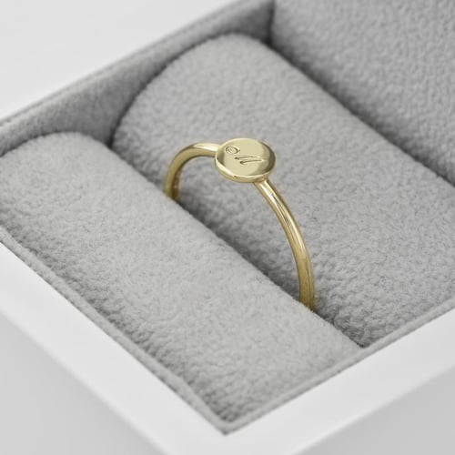 Goldring mit Gravur eines Buchstabens Babire