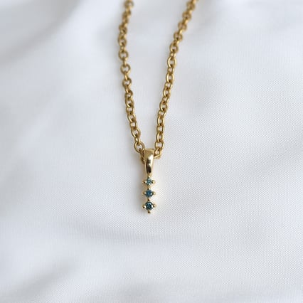 Silberner Anhänger mit blauen Diamanten Zusa