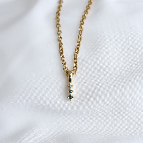 Silberner Anhänger mit blauen Diamanten Zusa