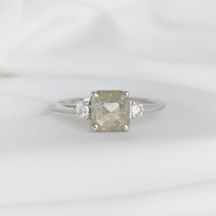 Ring mit einem Salt and Pepper Diamanten Mahmud