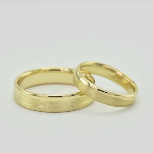 Goldene Eheringe mit zartem Relief Riola