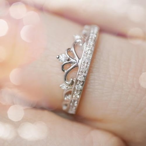 Goldring mit Krönchen und Diamanten Alpana