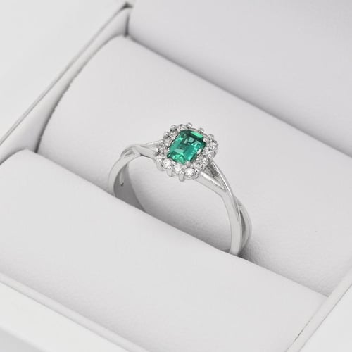 Zarter Goldring mit Diamanten und Smaragd Hali