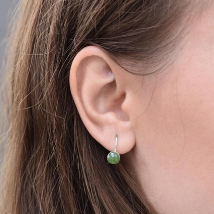 Jadeit in silbernen Ohrringen Maumo