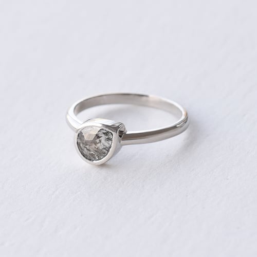 Ring mit Salt and Pepper Diamant Luna