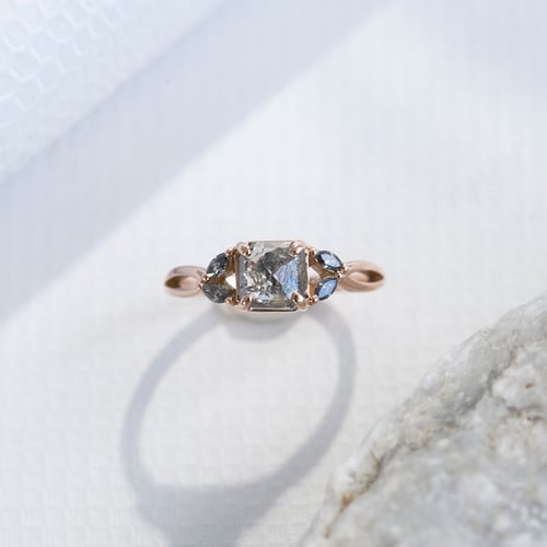 Goldener Ring mit einem Salt and Pepper Diamanten und Diamanten in Marquise-Form Sila