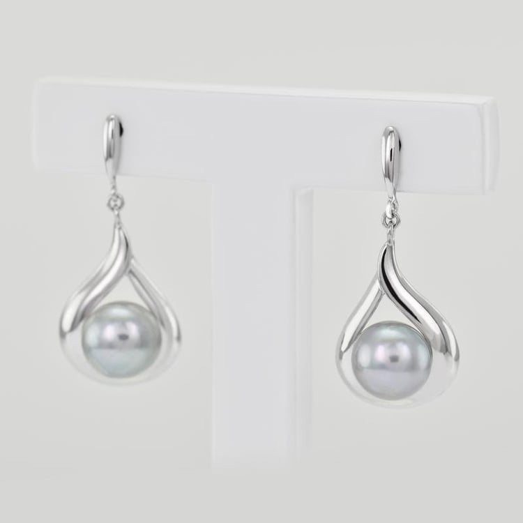 Hängende Ohrringe mit grauer Perle 22769