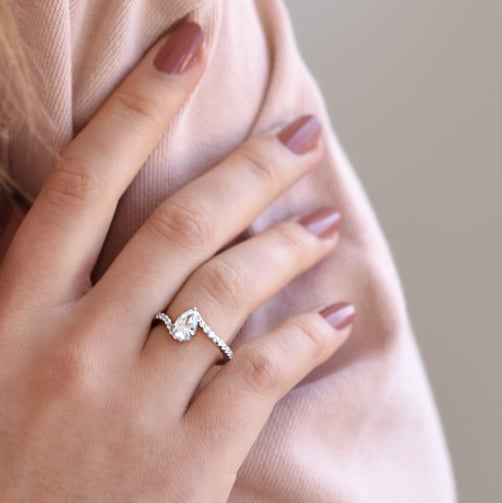 Tropfenschliff Diamant im originellen Verlobungsring auf dem Hand 61286