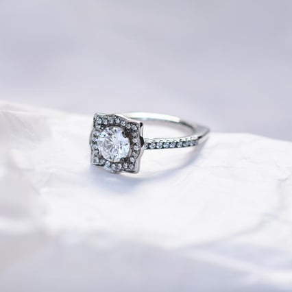 Luxuriöser Verlobungsring mit Diamant im Halostil Olva