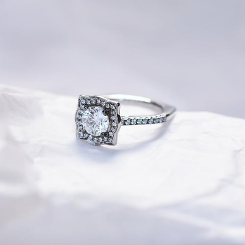 Luxuriöser Verlobungsring mit Diamant im Halostil Olva
