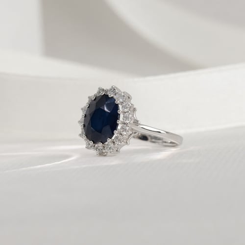 Eleganter Halo Verlobungsring mit Saphir und Diamanten Chrys