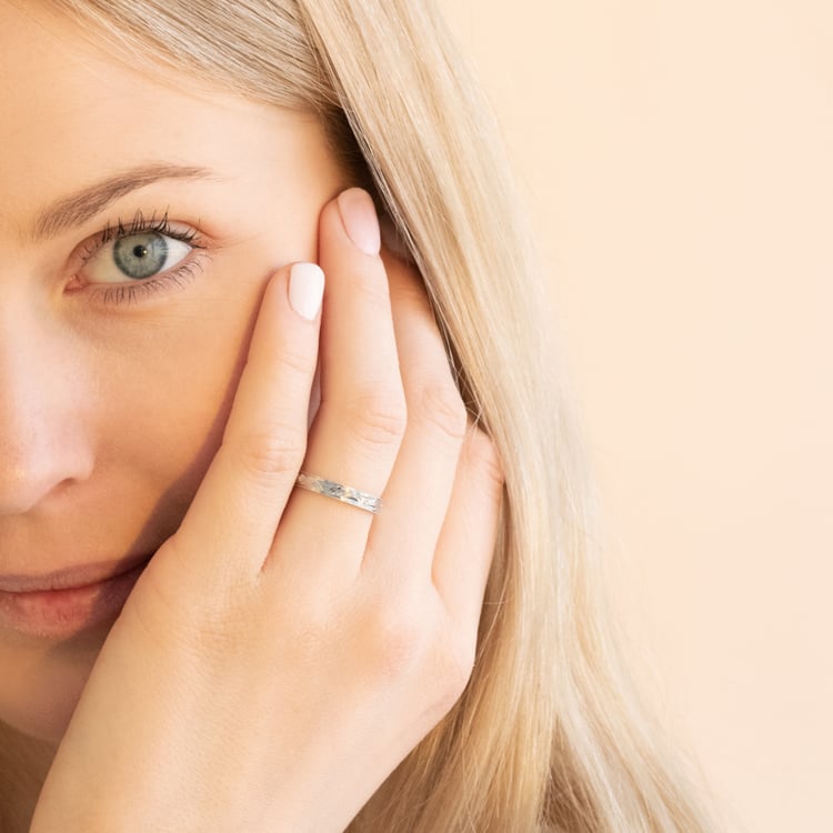 Goldene Eheringe mit Gravur und Diamanten Davis 100962