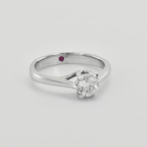Verlobungsring mit Lab Grown Diamant und Rubin Nelia