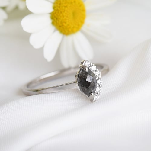 Verlobungsring mit Marquise Salt and Pepper Diamant Susi