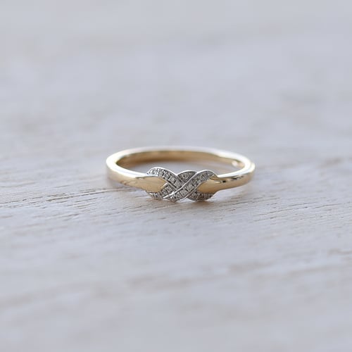 Romantischer Ring aus Gold mit Diamanten Teskala