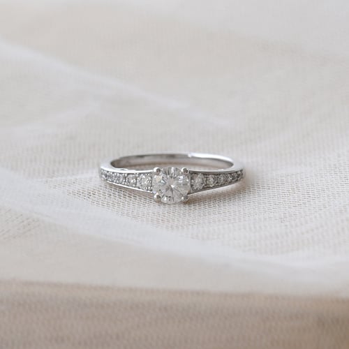 Vintage Verlobungsring mit Moissanit und lab grown Diamanten Amora