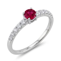 Silberring mit Rubin und seitlichen Lab Grown Diamanten Tyla