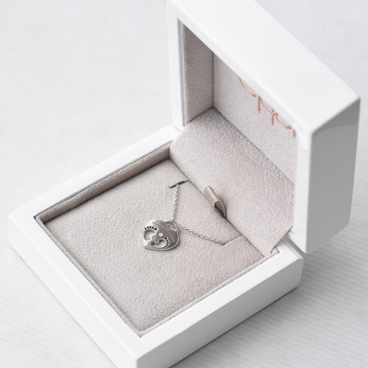 Silberner Anhänger mit Kinderfüßchen, einem Diamanten und Gravur Olivia 103375