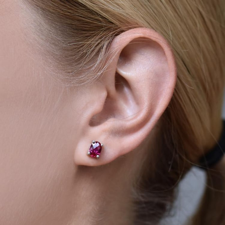 Ovalformiger Rubin in Silber Ohrstecker auf dem Ohr 14155