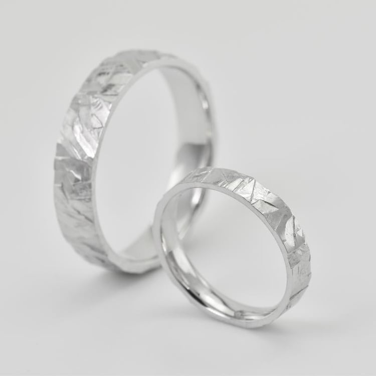 Goldene Relief-Ringe gehämmert 37780