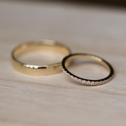 Eheringe aus Eternity-Ring mit Moissaniten und ein breiter Komfort-Ring Adva