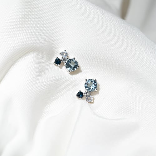 Silberne Cluster-Ohrstecker mit Mondstein, Aquamarin, Saphir und einem Diamanten Kerrie