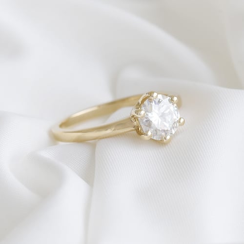 Goldener Verlobungsring mit Solitär-Moissanit Mukti