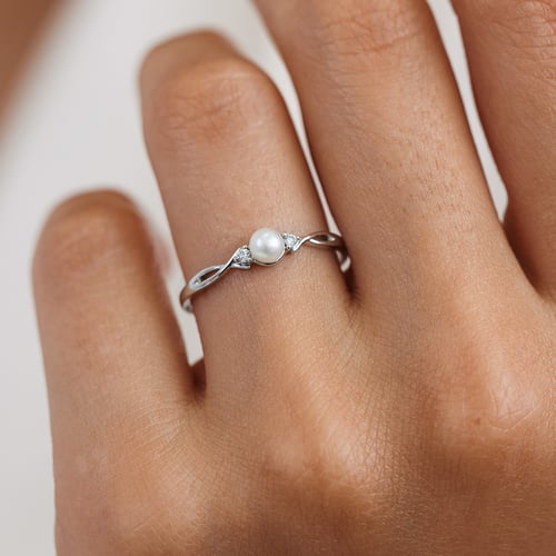 Eleganter Goldring mit Perle und Diamanten Azana